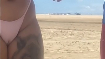 Fui Ao Banheiro E Deixei O Garoto Pegar Em Minha Buceta Na Praia